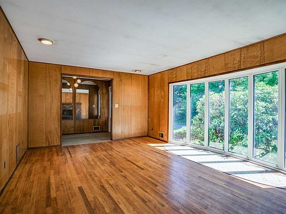 5th image of 8 Huckleberry Ln