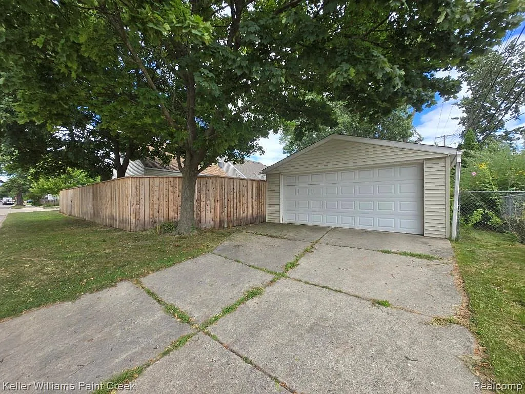 3 bed, 1.0 bath, 1076 sqft, $2,100 — Photo 4