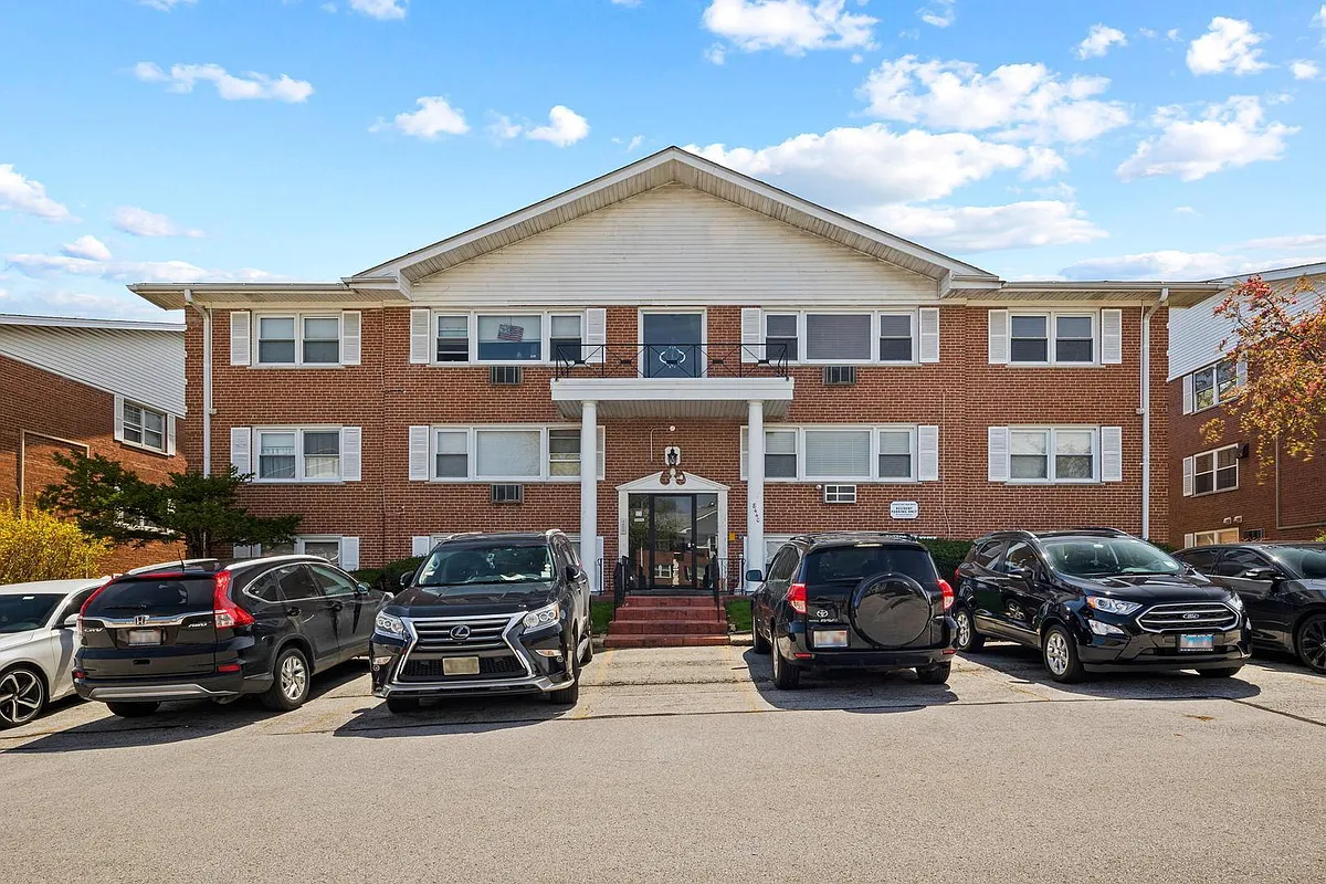 Building Photo - 8440 W 95th St #12