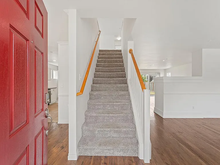 2429 Tolmie Ave — Photo 3