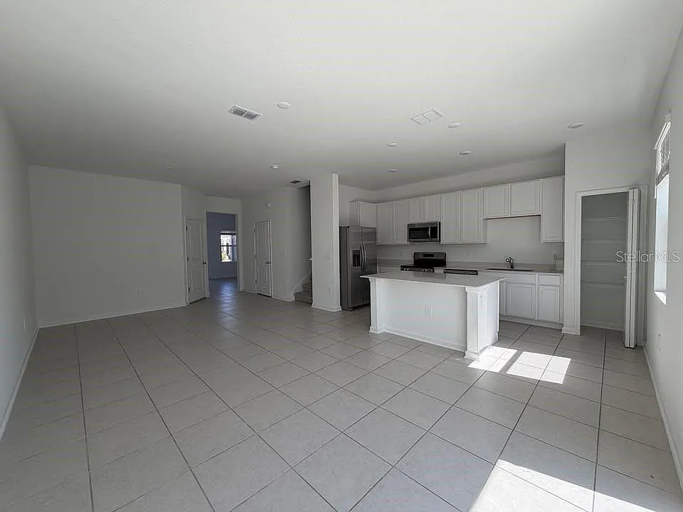 3 bed, 2.5 bath, 1874 sqft, $1,950 — Photo 2