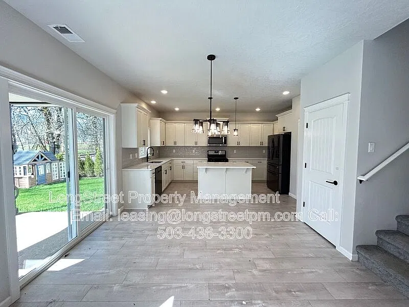 4 bed, 2.5 bath, 2137 sqft, $3,195 — Photo 4