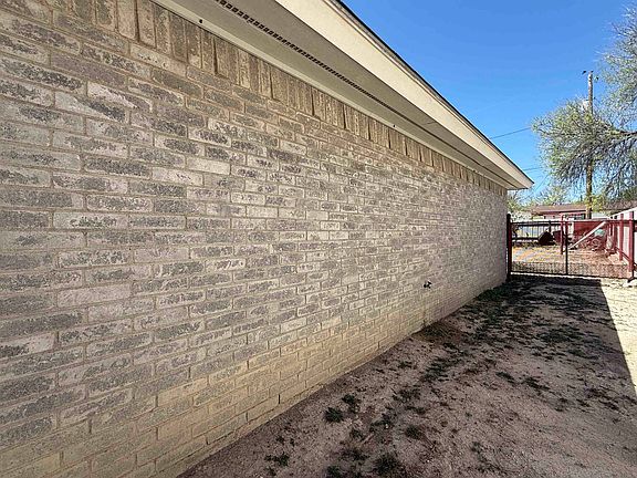 5th image of 715 W 11th St