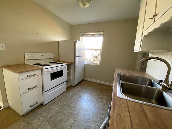 4th image of 2743 S Melbourne St