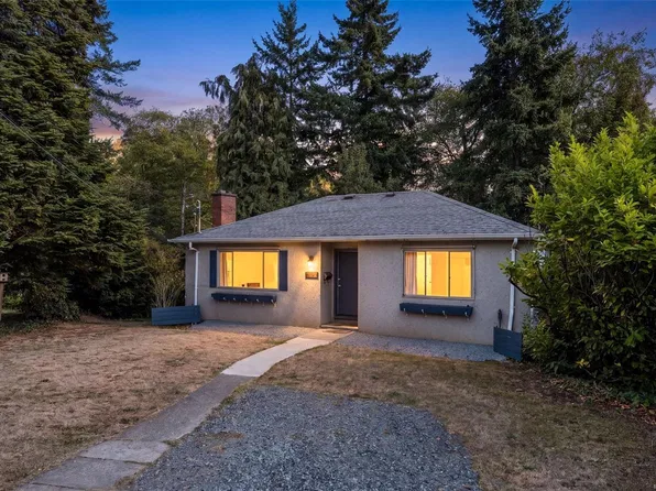 907 McAdoo Pl, Saanich, BC V8X 2W2