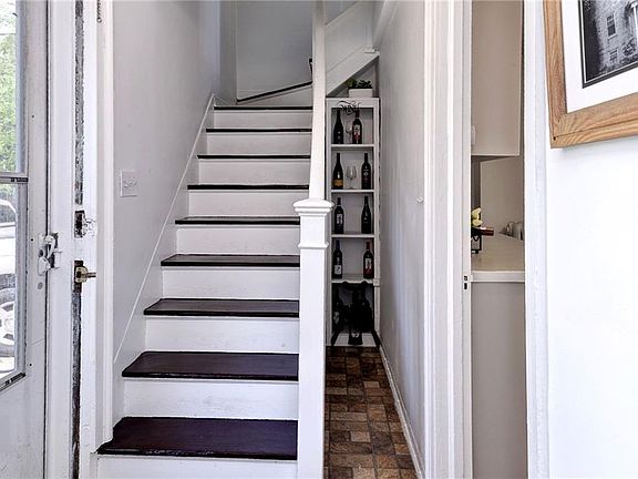 2nd image of 708 Wythe Ln