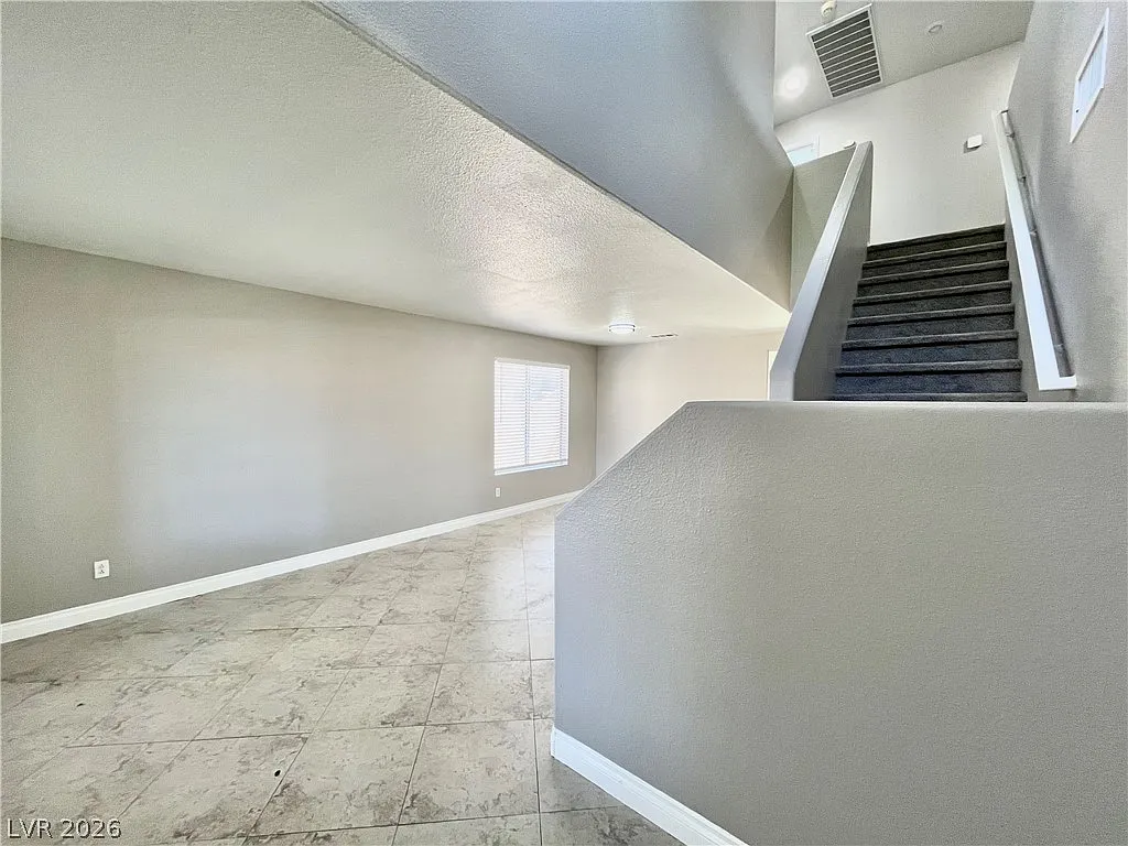 4 bed, 2.5 bath, 2016 sqft, $3,100 — Photo 3