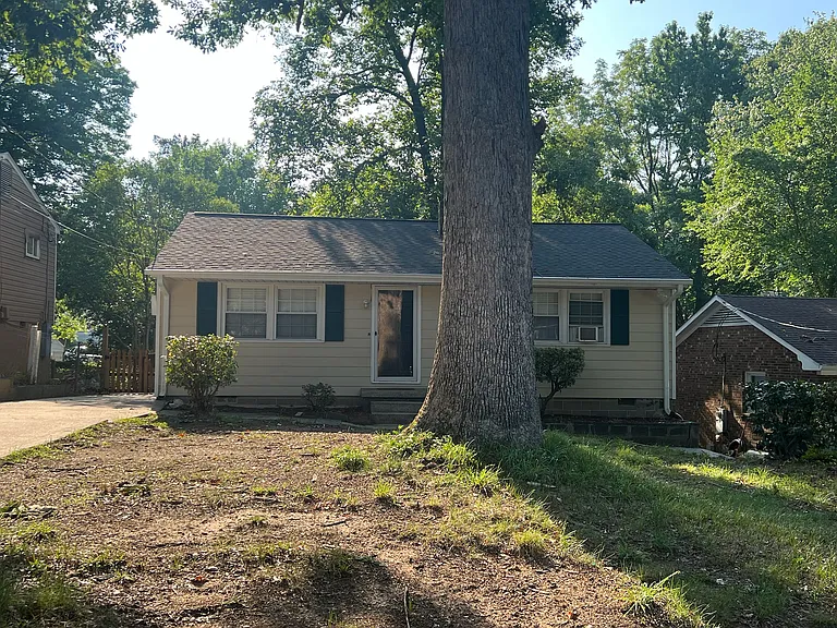 1405 Larson St — Photo 3