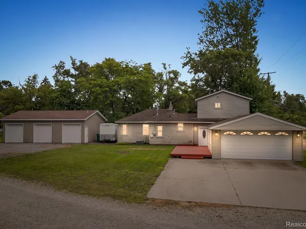 3811 Benstein Rd, Commerce Township, MI 48382