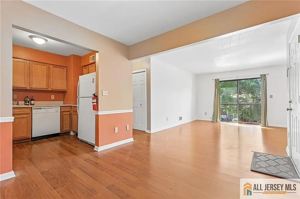 2 bed, 1.0 bath, 927 sqft, $2,200 — Photo 2