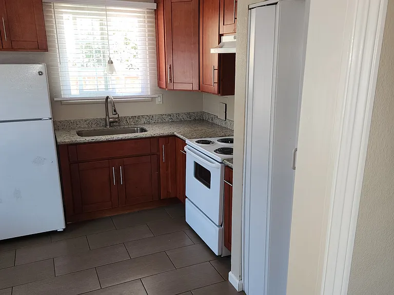 Spring Hill Court Apartments — Photo 7