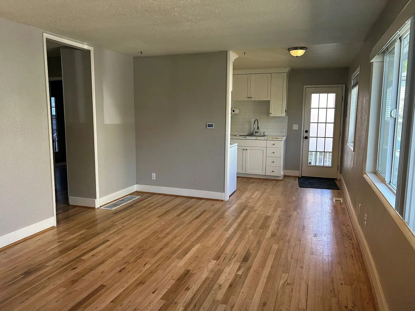 Bright & Beautiful Close-In SE Portland/Sellwood Duplex Most Utilities Included! — Photo 3