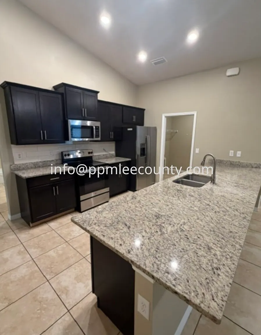 4 bed, 2.0 bath, 1719 sqft, $1,895 — Photo 2