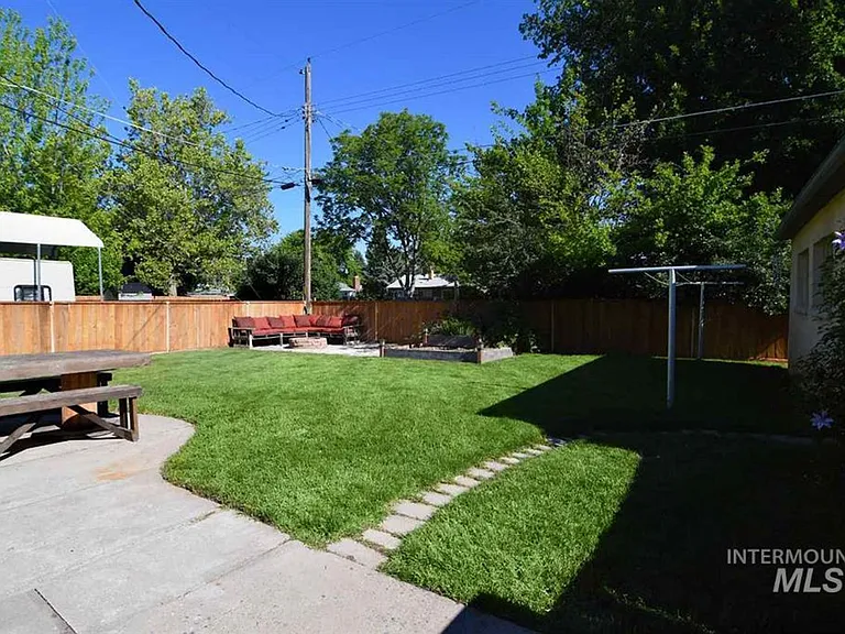 2228 W Frederic St — Photo 14