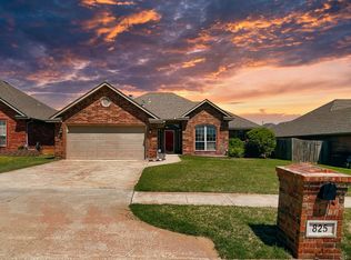 825 SW 39th St, Moore, OK 73160