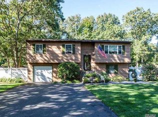 46 Robinwood St, Mastic, NY 11950