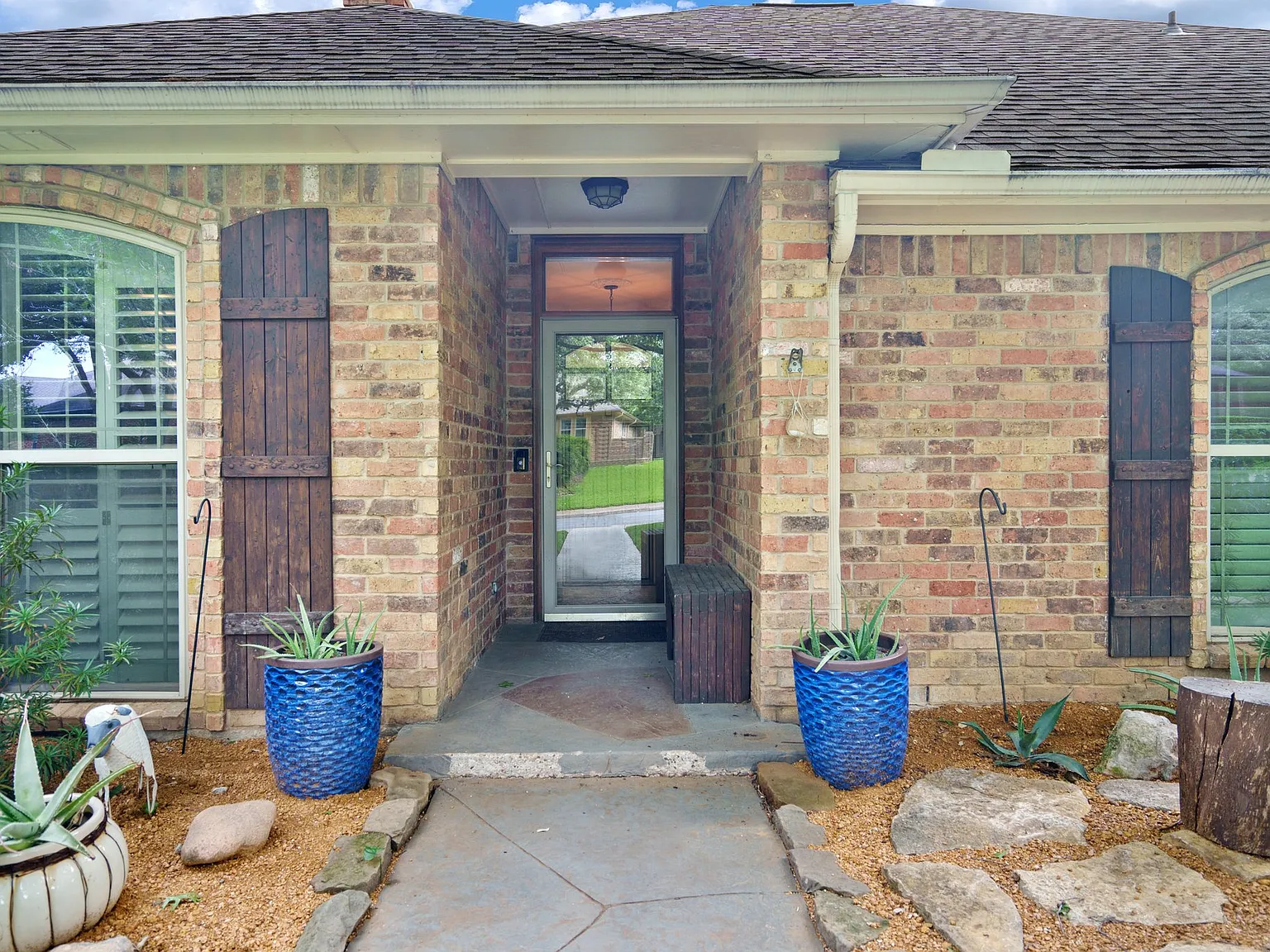 5 bed, 3359 sqft, $6,200 — Photo 2
