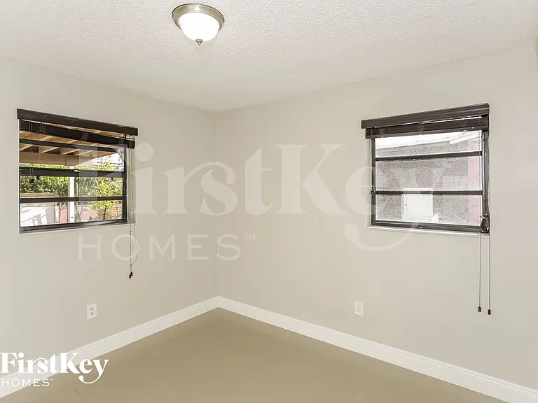 1182 NE 196th St — Photo 15