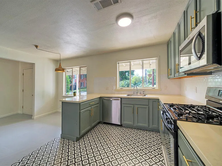 1803 Pearl St — Photo 7