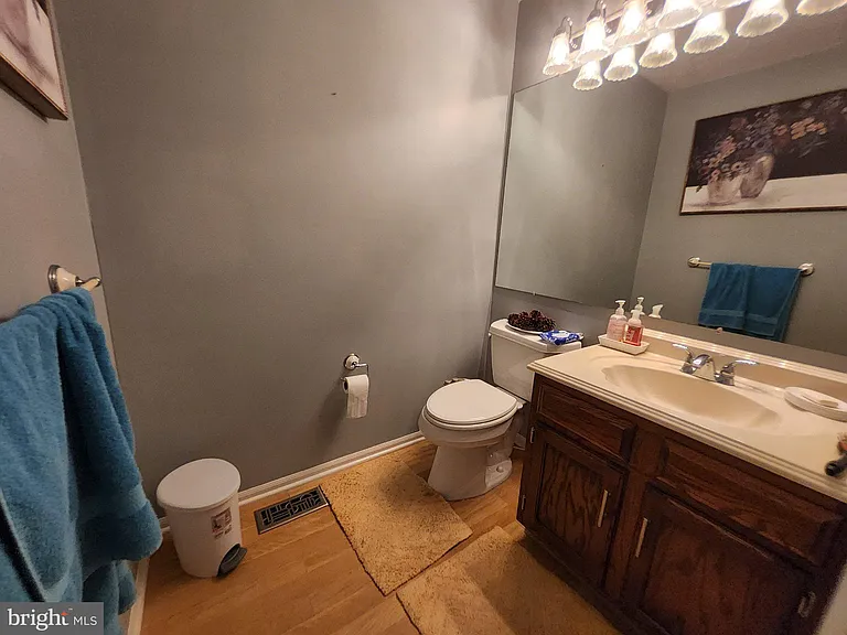 504 Parliament Rd — Photo 15
