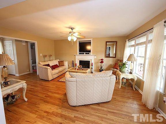 4th image of 168 Adrian St
