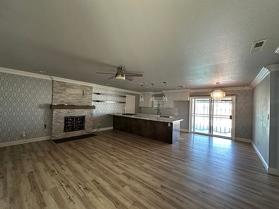 4th image of 5425 Roselle Ave #1
