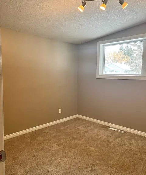 366 Boundary Ave N #1 — Photo 2