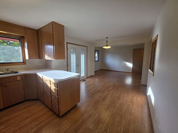 2nd image of 595 N Elm St