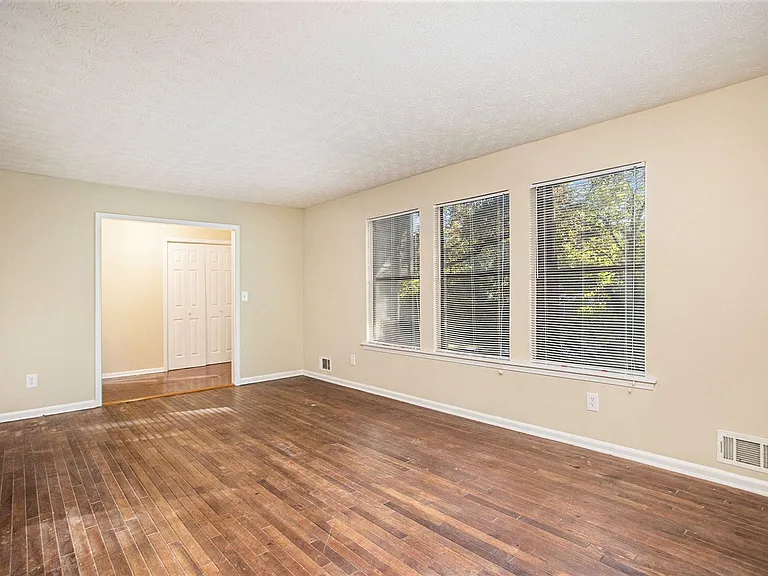 3735 Londonderry Ct — Photo 3