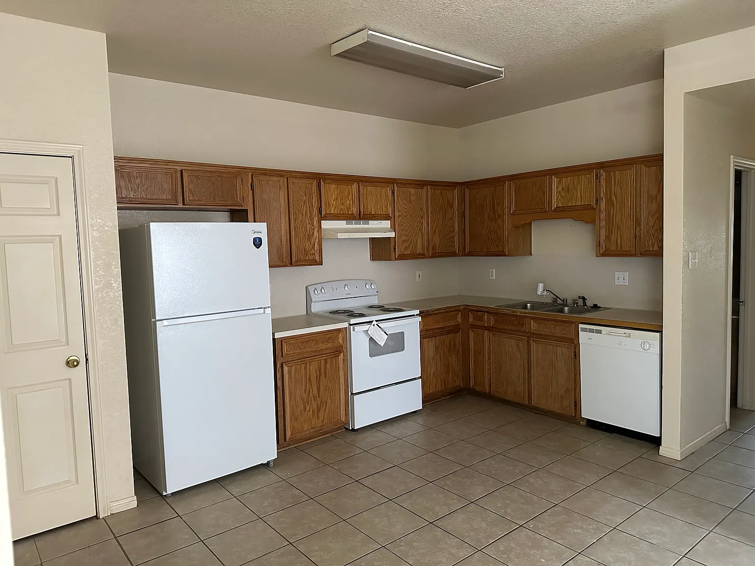 3 bed, 2.0 bath, 1186 sqft, $1,252 — Photo 3