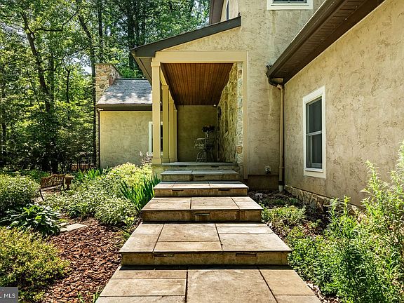 3rd image of 632 Greenridge Rd