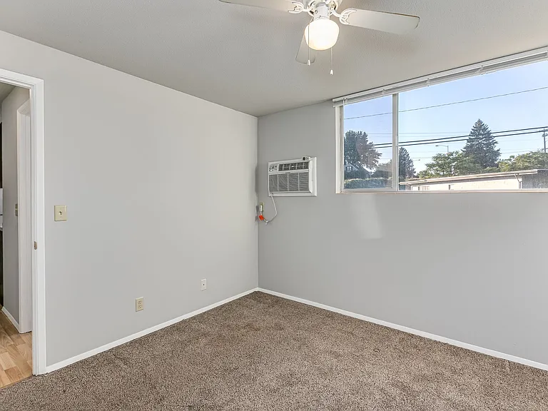 Dolphin Apartments: Leasing Specials! Great location in Kennewick — Photo 3