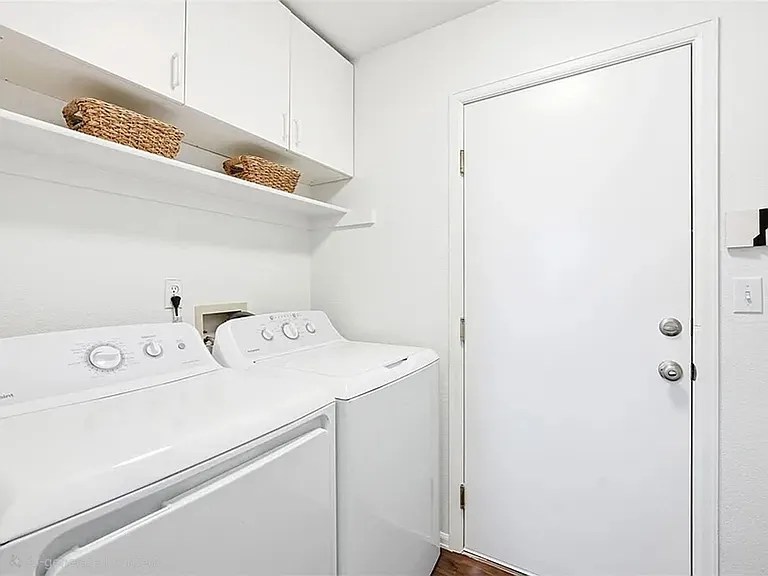 2043 King Way — Photo 28