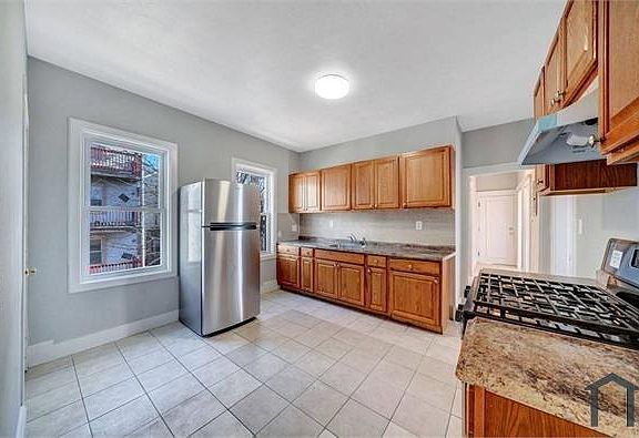 3rd image of 76 Ridgewood St Floor 3