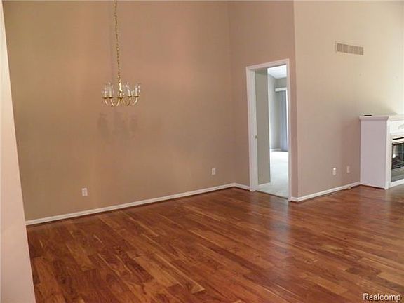 5th image of 642 Chestnut Dr #1