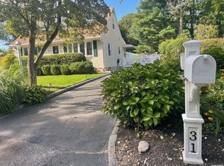 31 Hunters Ln, Huntington Station, NY 11746