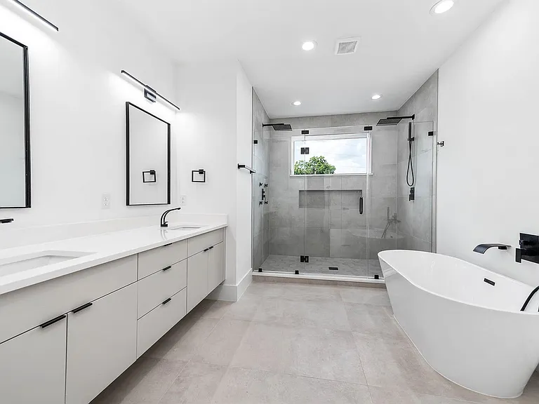 313 N Nagle St — Photo 33