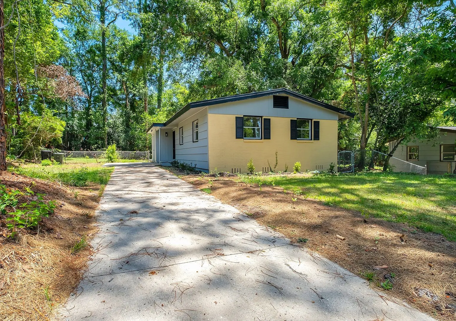 Newly Renovated 3/1 House W/ Plank Floors Throughout, Gorgeous Kitchen, And Large Yard! Avail Now... — Photo 2