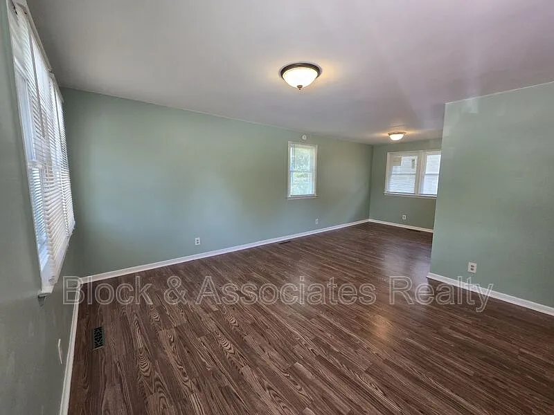 3 bed, 1.0 bath, $1,250 — Photo 4