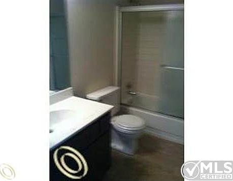 125 Cuttle D23 - bath.jpg