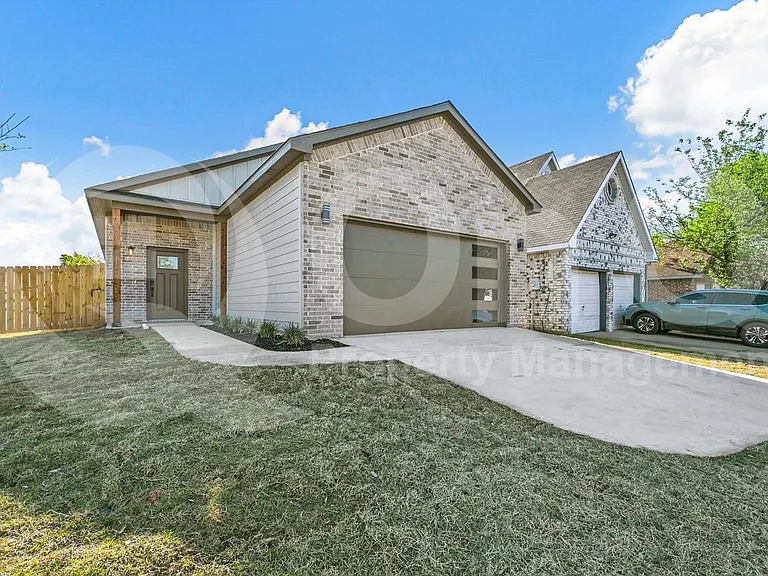 4207 Scarsdale Ln — Photo 2