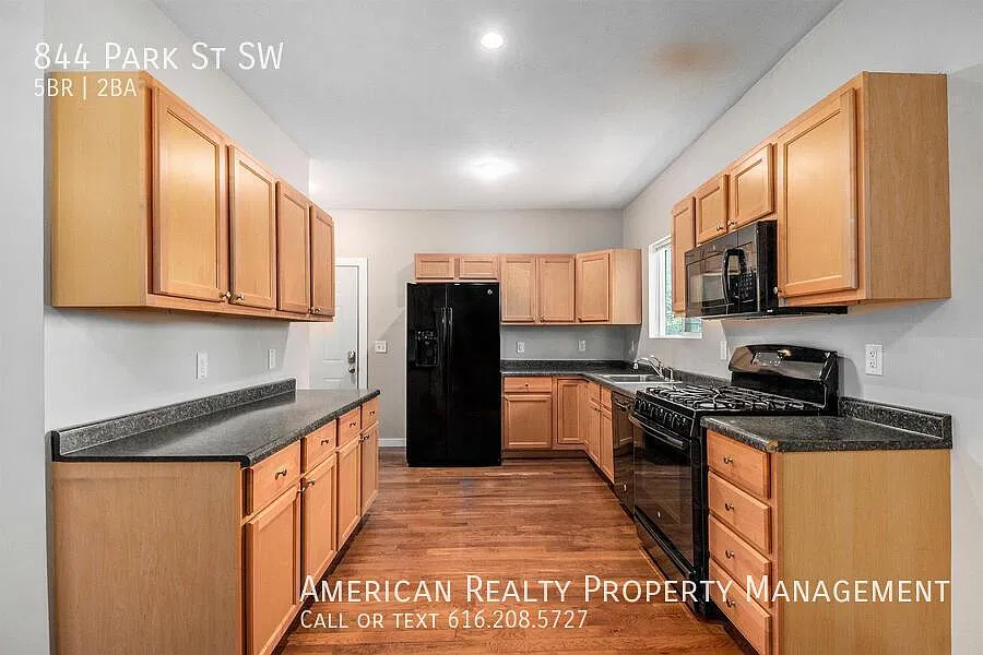 5 bed, 2376 sqft, $2,450 — Photo 3