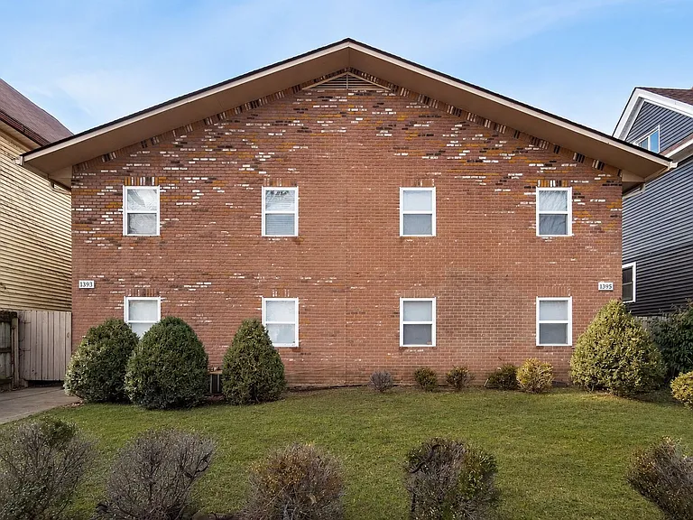 1393 Summit St #B — Photo 12