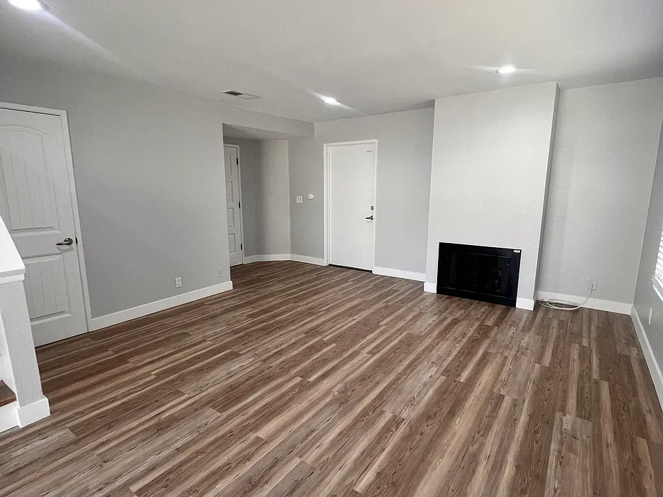 105 E 5th St