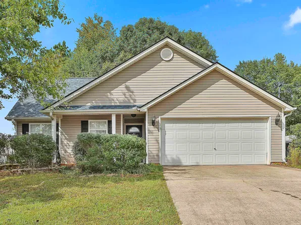 14 Huntington Dr, Grantville, GA 30220