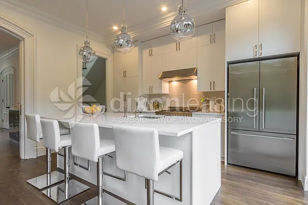 Rented by Dixon Advisory USA Inc. | media 18