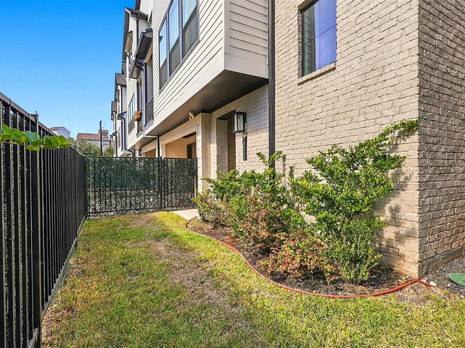 3 bed, 3.5 bath, 2302 sqft, $4,500 — Photo 3