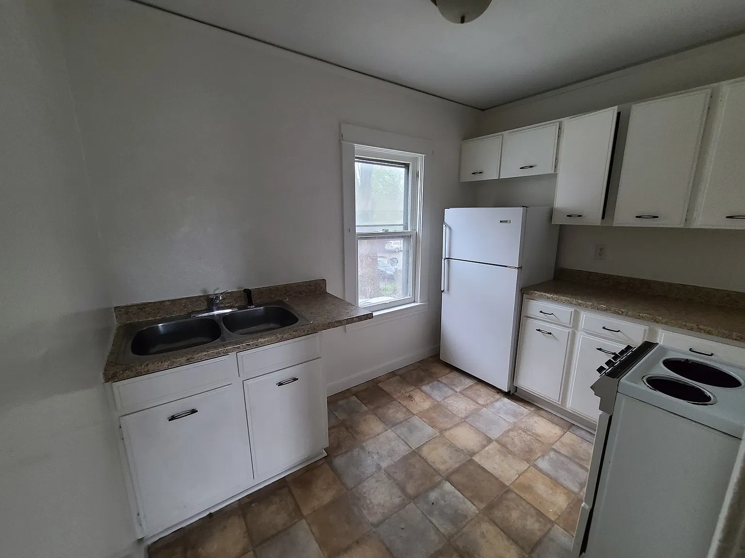 3 bed, 1.0 bath, 927 sqft, $1,000 — Photo 4