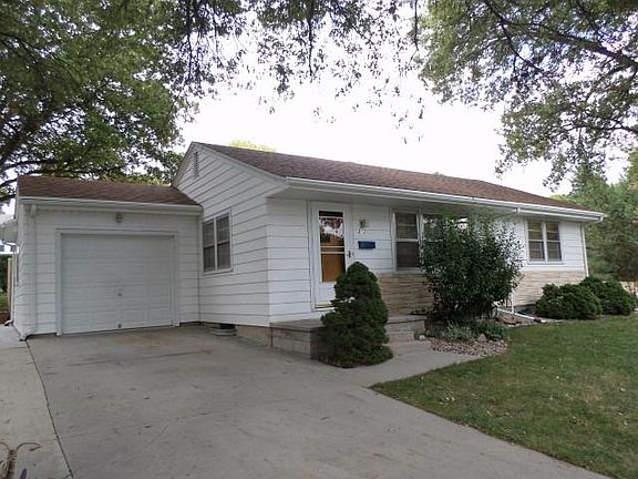 5th image of 812 Hillcrest Dr