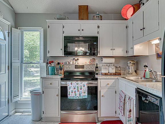 3rd image of 3903 Creekwood Ln